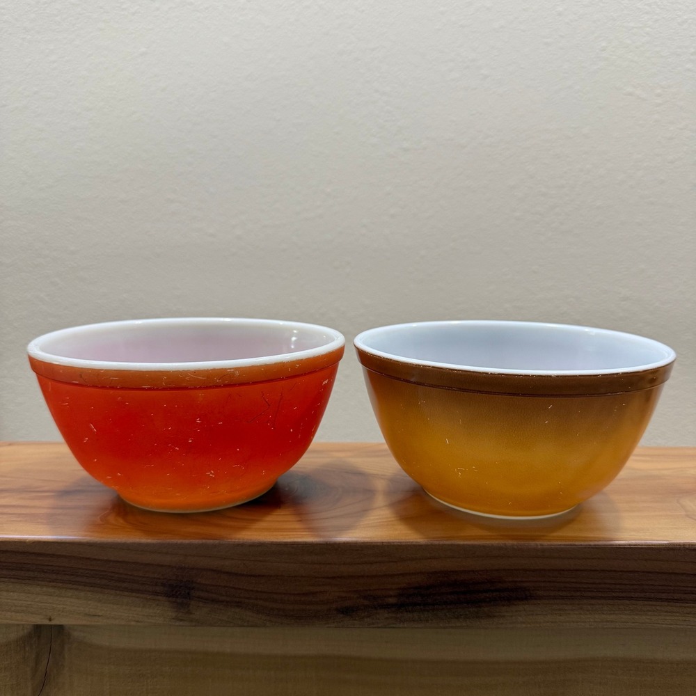 Vintage 70s Pyrex Lot of 2 Milk Glass 402 Mixing Bowls 1 1/2 Quart